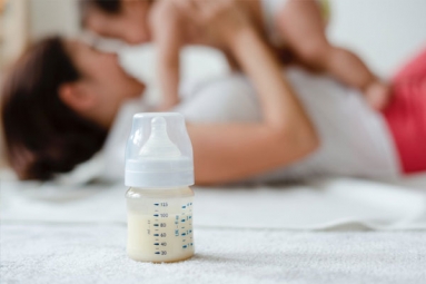 UK Mother Believes Her Breast Milk Turned Blue After Her Child Got Vaccinated