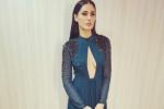 Nargis Fakhri hot in green, Nargis Fakhri pinned dress, nargis fakhri asked to pin up her dress, Banjo