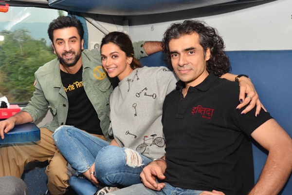 Tamasha stars in train!},{Tamasha stars in train!